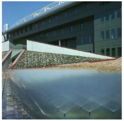 Napoli (1984-1990). Sede dell’Istituto Motori del CNR con l’antistante Piazza di Fuorigrotta. Edificio rappresentativo di riduzione fabbisogni e produzione di energia con ricorso all’acqua e al sole; suc-cessivo ridisegno della Piazza antistante Pica Napoli CNR