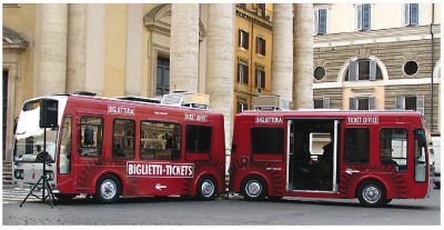 Due bus elettrici a Piazza del Popolo Visconti - Bus elettrici a Roma