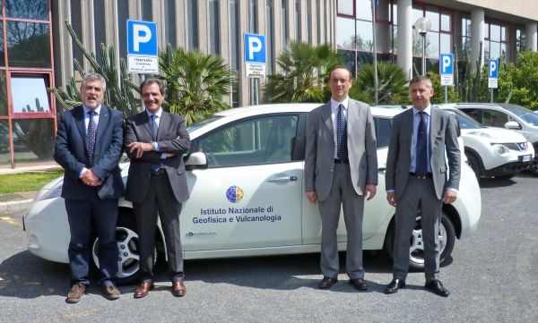 Da sinistra: Stefano Gresta (Presidente dell'Istituto Nazionale di Geofisica e Vulcanologia),  Giuseppe George Alesci (Direttore Comunicazione Nissan Italia), Lorenzo D'Amore (Responsabile di Prodotto dei Veicoli Elettrici Nissan) e Massimo Ghilardi (Direttore Generale dell'INGV)