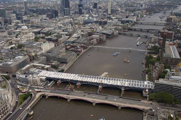Blackfriars Bridge, il ponte solare di Londra